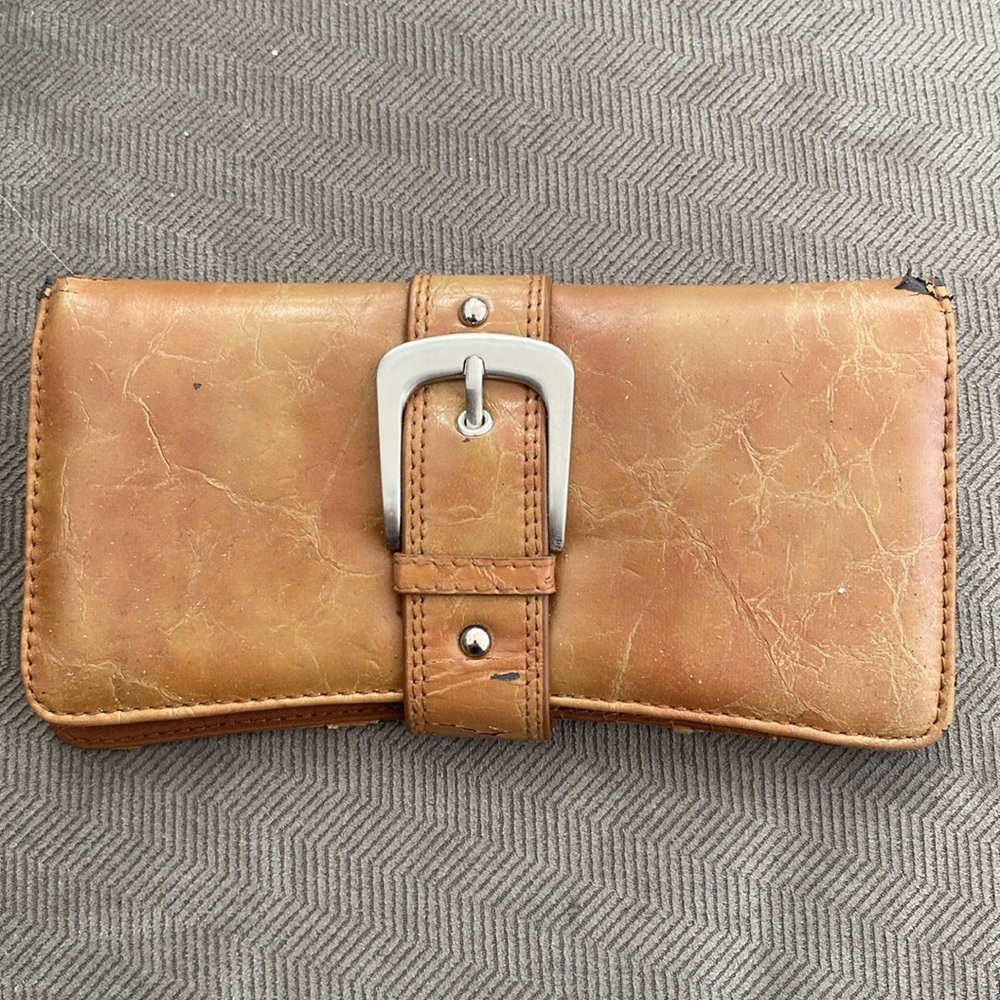 Mundi credit card holder/wallet. Never used however material is shedding. Brown